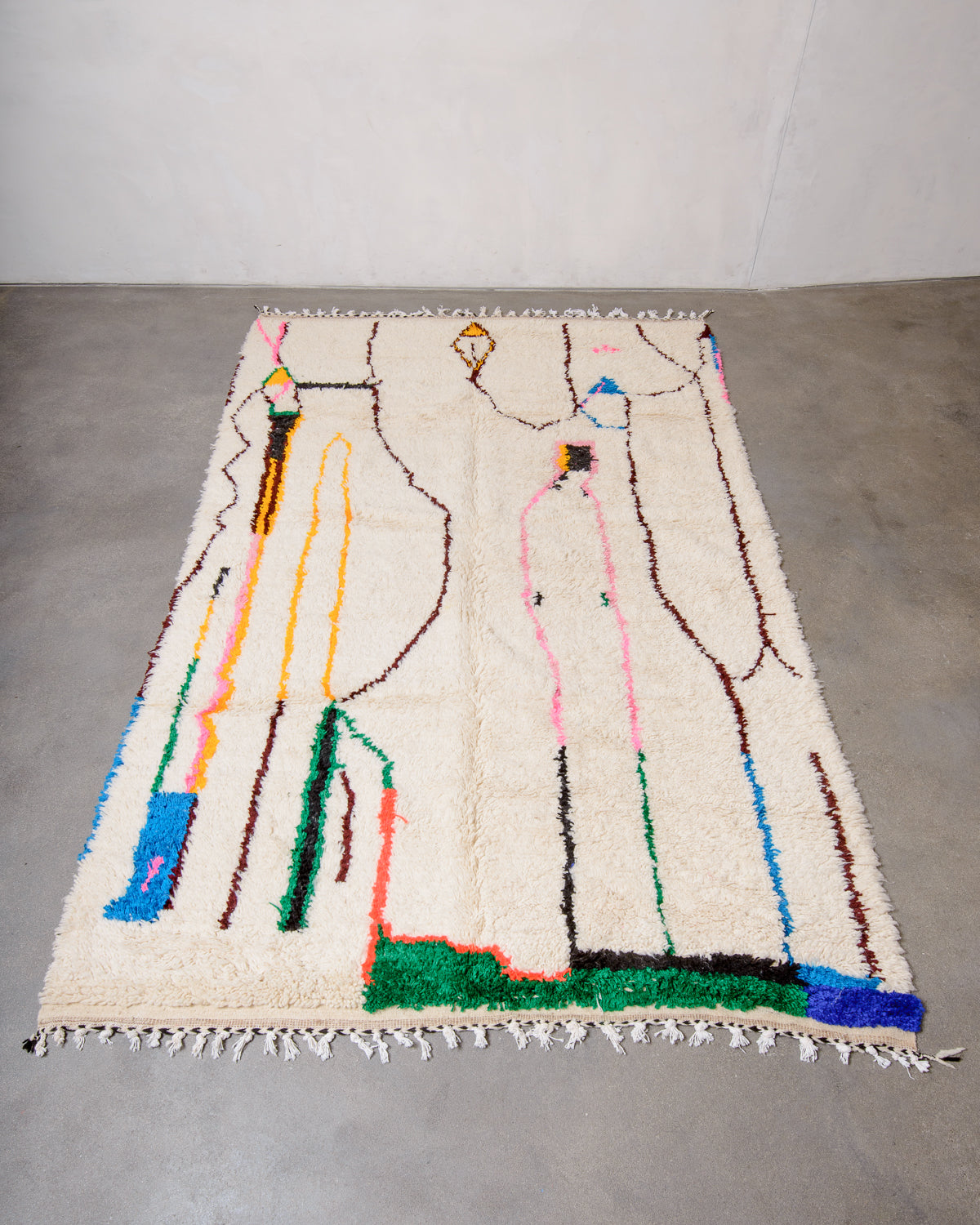 Modern designer handcrafted Berber rug from Morocco. Azilal rug with beautiful colours and patterns. Made of sheep’s wool and cotton.